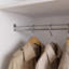 Garde-robe de coin à 2 portes avec tringle suspendue et 6 tablettes intérieures, rangement pour garde-robe de chambre à coucher peu encombrant