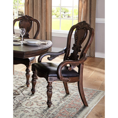 Fauteuils de salle à manger traditionnels, structure en bois de chêne foncé, revêtement en similicuir, frontons décoratifs, largeur de l'ensemble de 22,75 po, hauteur du siège de 19,5 po, structure à 80%, tissu à 20%, capacité de 250 lb