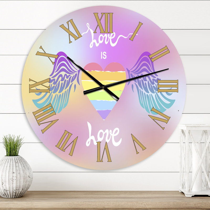 «Love Is Love Winged Heart» - Horloge murale moderne, Moyen
