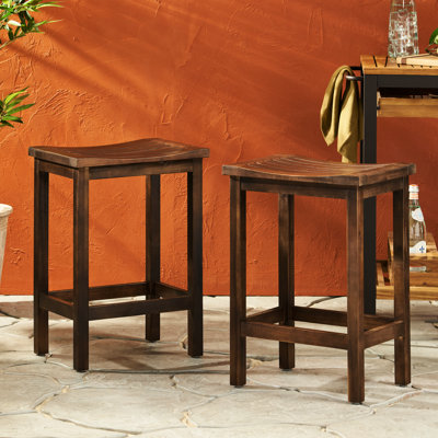 De 2 tabourets de comptoir d'extérieur en bois, brun. Look rustique partout. Intempéries, aucun assemblage requis. L 17,76 po x P 12,72 po x H 23,71 po. Tabouret brun de fabrication robuste. Conçu pour tous les espaces. Requis. Structure