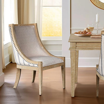 Chaise rembourrée avec garniture cloutée