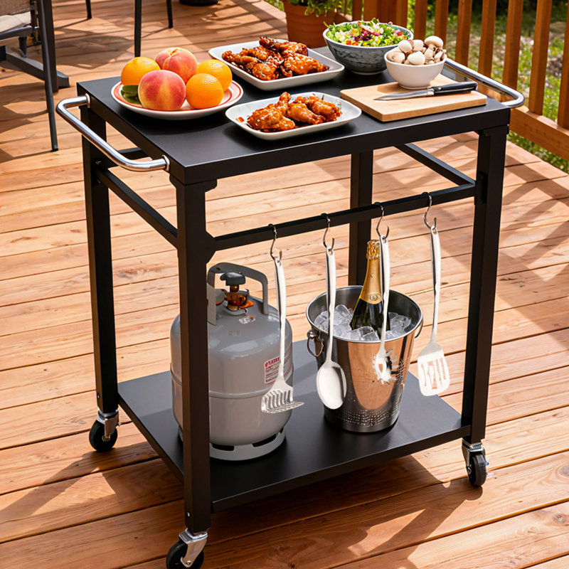 Chariot de barbecue roulant noir avec 2 roues verrouillables et crochets pour outils, idéal pour la terrasse, le jardin, le four à pizza, étagères spacieuses pour l'organisation et le service extérieur.