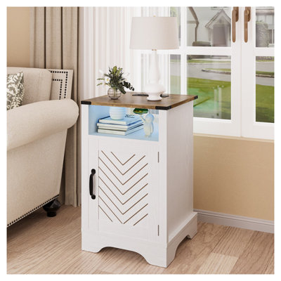 Table de chevet à DEL avec station de charge Farmhouse, table de chevet blanche rustique avec armoire de rangement et tablette, table de bout moderne pour la chambre à coucher