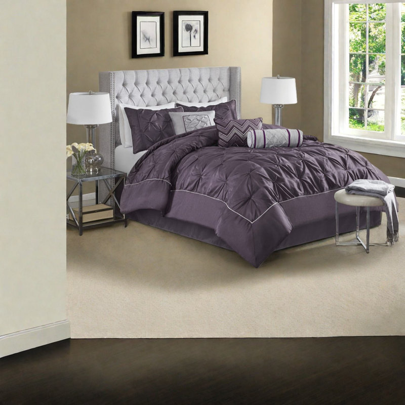 Ensemble de literie en polyester élégant 7 pièces en prune, décor de chambre moderne