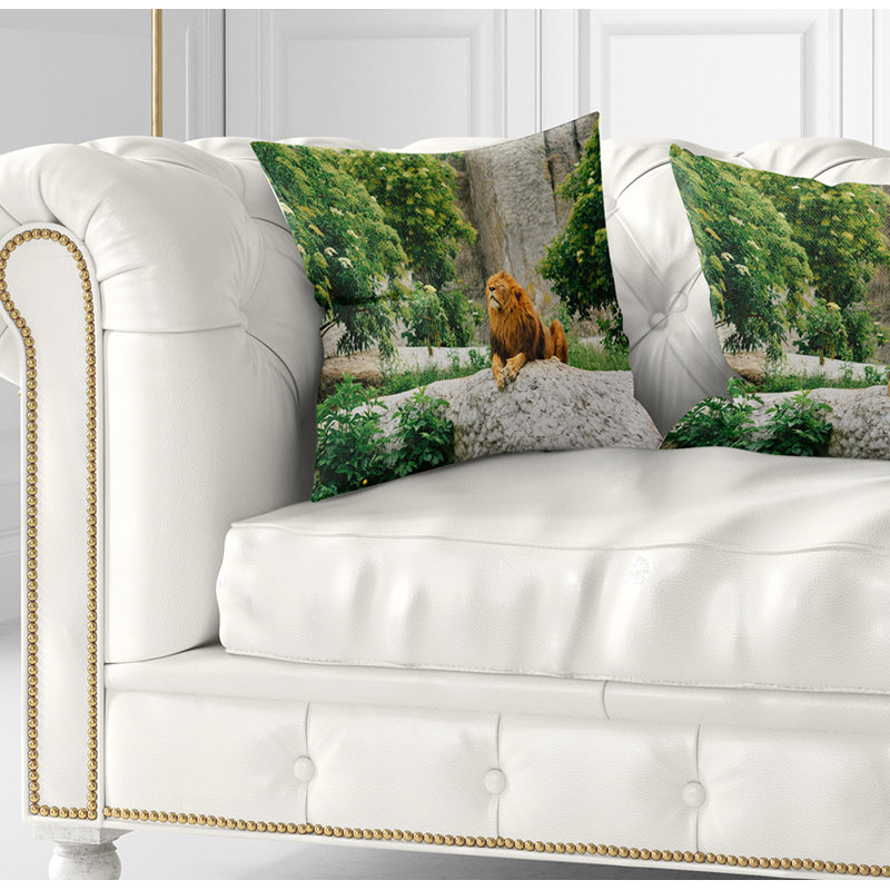 Grand lion imprimé sur des pierres dans un coussin de zoo, 18 po x 18 po, Coussin décoratif