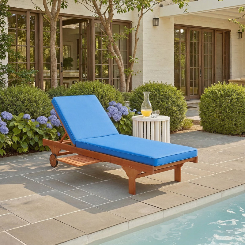 Chaise longue simple inclinable en eucalyptus avec coussins 78,70 po Jivera, Naturel, Bleu royal