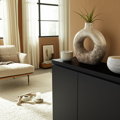 Vases décoratifs modernes en terre cuite avec des silhouettes sculpturales et des formes organiques modernes pour décors contemporains décontractés