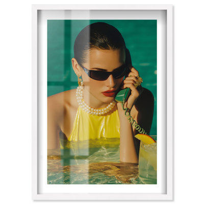 «Poolside Conversation Shadowbox Print Retro Glam Decor» par Notoriart, cadre blond, 30 x 45