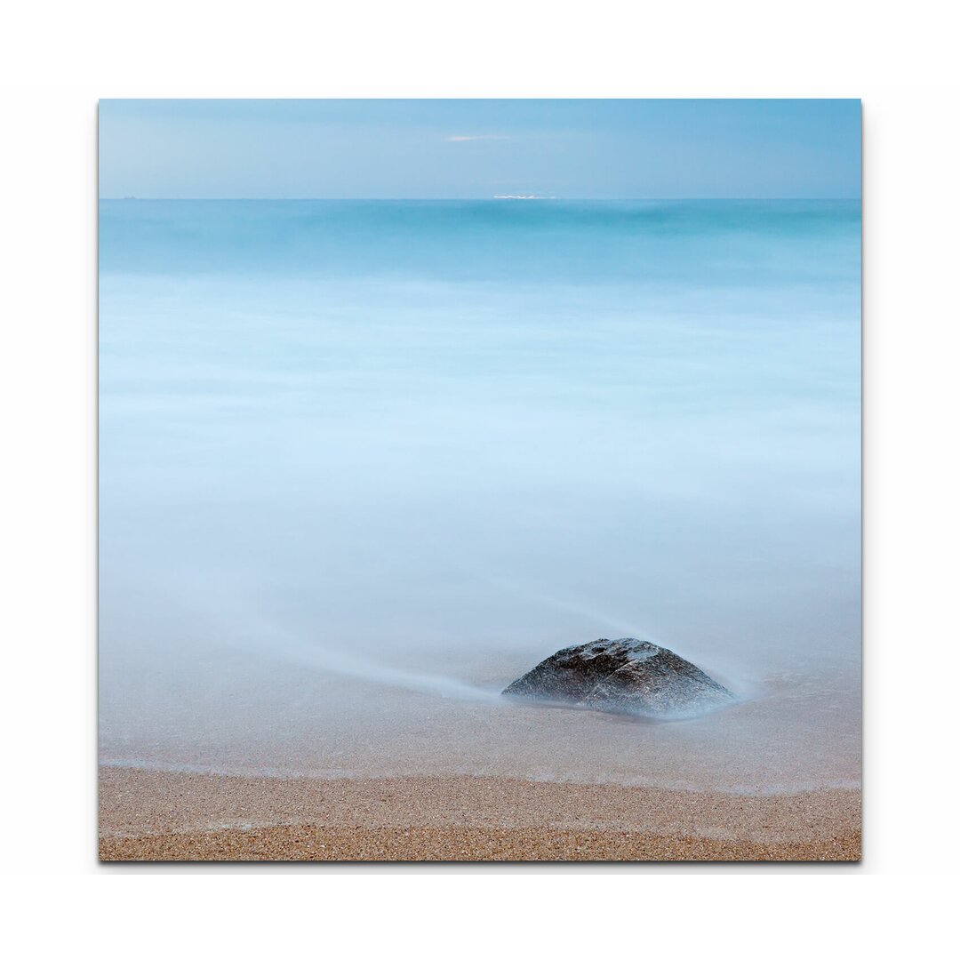 Leinwandbild Einsamer Fels am Strand