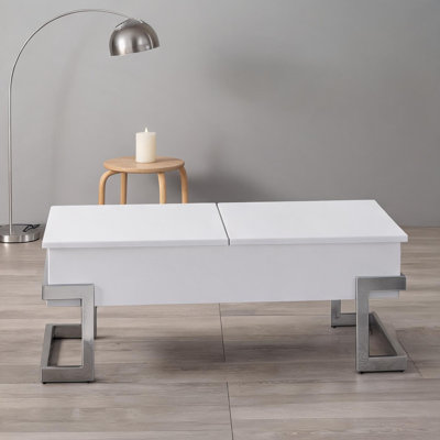 Table basse blanche ultrabrillante avec plateau relevable et rangement dissimulé, plateau rectangulaire en bois manufacturé sur base en acier chromé, largeur de 47 po