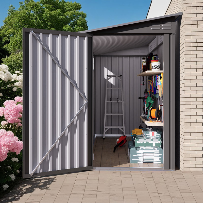 Remise de rangement extérieure avec toit incliné, 2 évents et 1 porte latérale ouverte