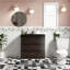 Meuble-lavabo élégant en noyer avec lavabo noir, solution de rangement moderne pour salle de bain