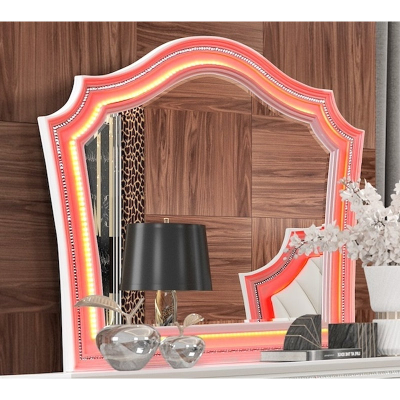 Ensemble de chambre avec éclairage à DEL Laneva, 4 Pieces: Bed, Dresser, Mirror, Nightstand, Très grand lit