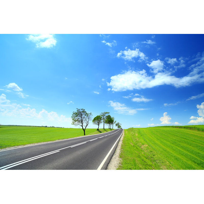Route droite et champs verts par Konradlew, H 24 po x l 36 po