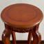 Table en bois massif avec sculptures complexes et pieds hauts