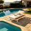 Ensemble de chaises longues en fer blanc et teck avec coussin crème, capacité de 400 lb, coussin de 3 po d'épaisseur résistant à l'eau, dossier réglable avec surface de rangement plate pour patio-1577959302-1577959301