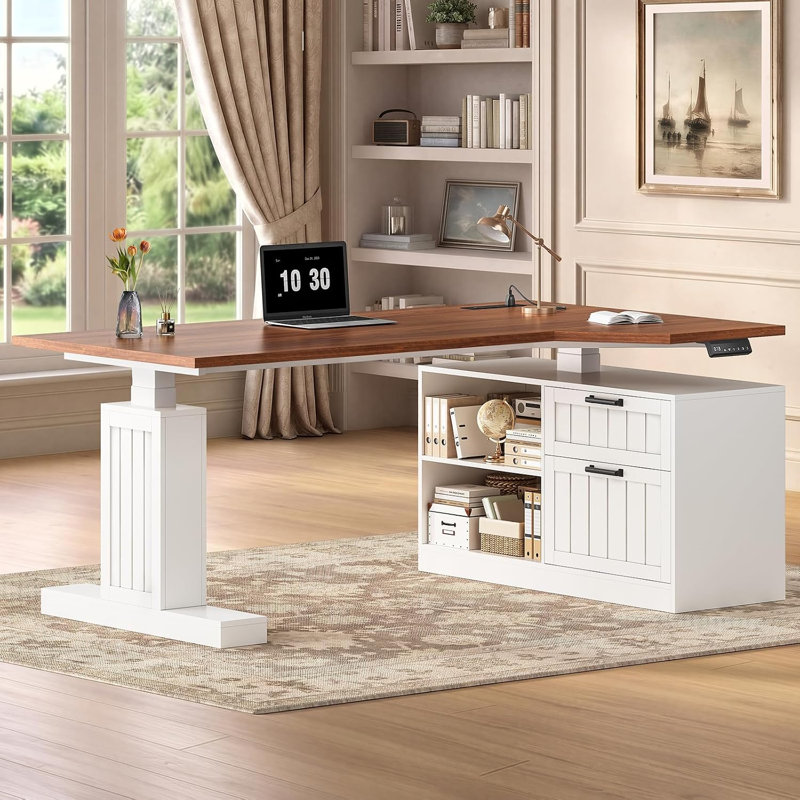 Bureau debout en forme de L Farmhouse, bureau de direction réglable en hauteur de 59 po avec tiroirs classeurs, bureaux d'ordinateur debout avec prises de courant pour le bureau personnel, blanc