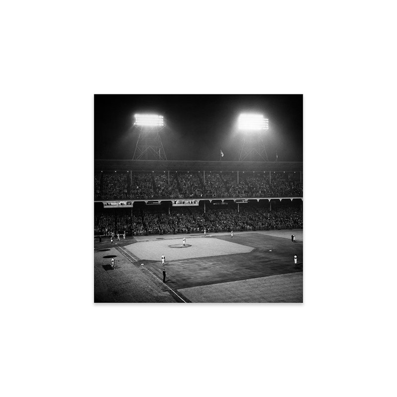 1947 - Baseball Night Game sous les lumières, joueurs debout pour l'hymne national Ebbets Field, Brooklyn, New York, États-Unis