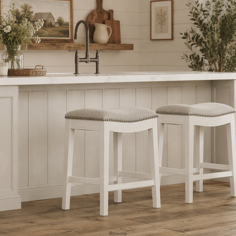Tabouret de bar 1 pièce en bois sans dossier à hauteur de comptoir de 26 po, siège de selle avec garniture cloutée, structure blanchie de campagne, siège rembourré gris