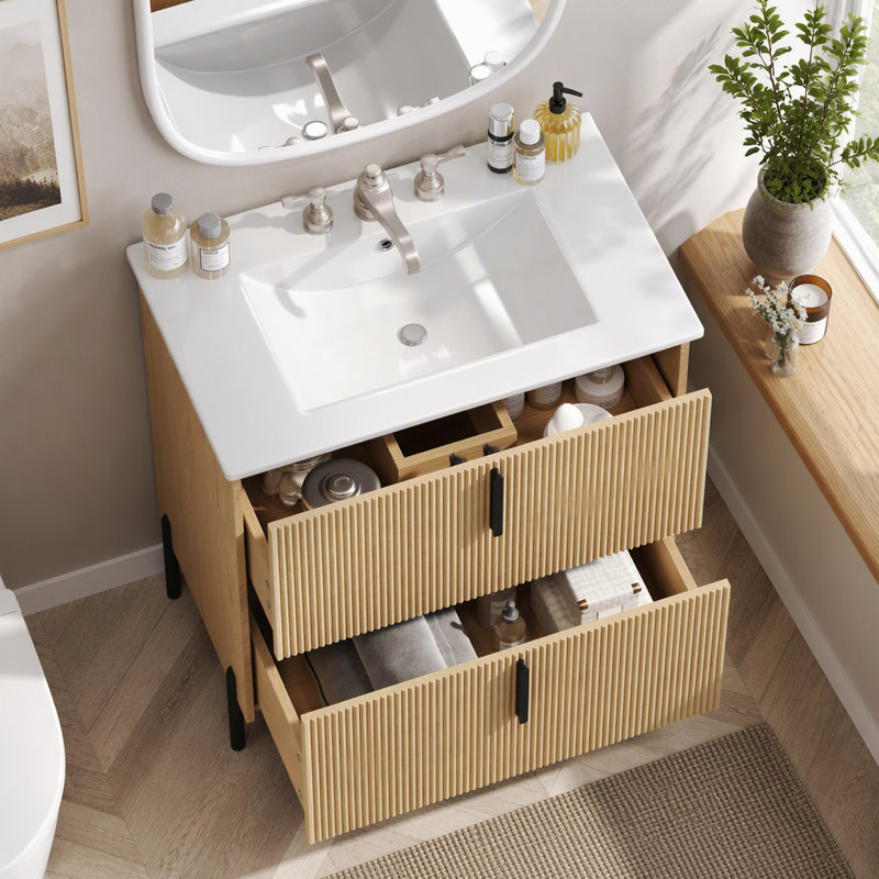 Meuble-lavabo de salle de bain de 76 cm (30 po) avec lavabo en céramique, design cannelé, bois naturel, tiroirs à extension complète avec glissières encastrées à fermeture amortie.
