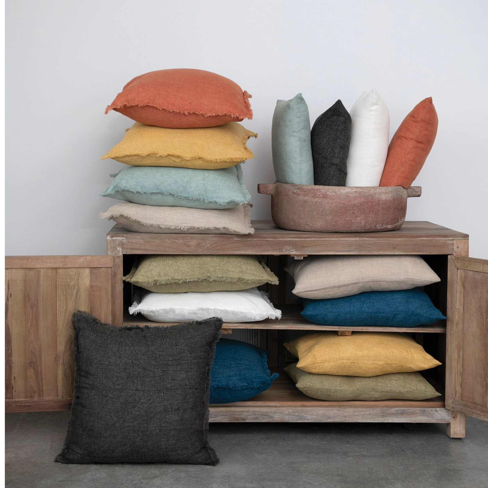 Julianne 24" x 16" Linen Throw Pillow, Orange