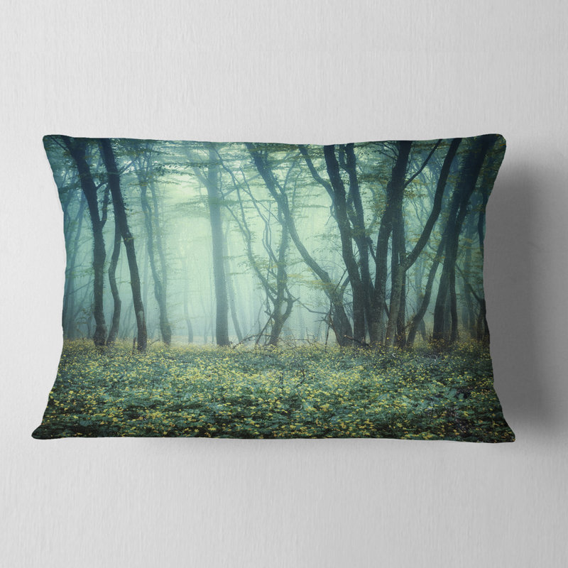 Sentier à travers la forêt brumeuse - coussin à imprimé paysage