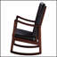 Chaise berçante brun foncé et espresso avec accoudoirs, conception ergonomique pour le confort et le style