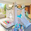 Maison blanche pour enfants qui rebondit, château gonflable, glissade et grande piscine à balles, idéale pour les rassemblements d'enfants, les anniversaires, les événements, etc.