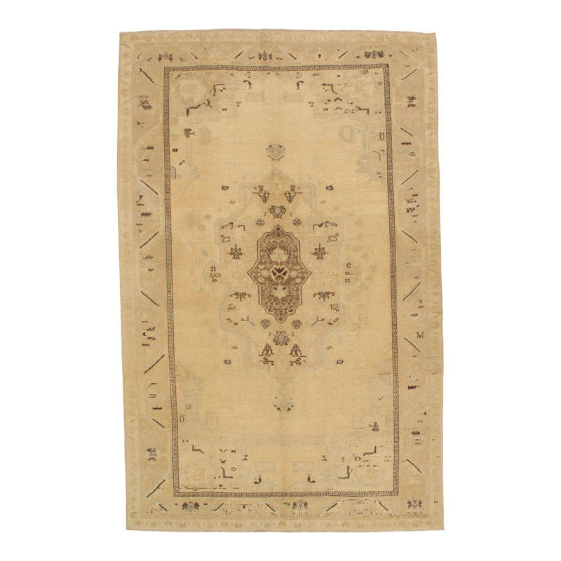 Tapis unique en laine noué à la main beige des années 1940 de 5 pi 10 po x 9 pi 2 po Garrisons