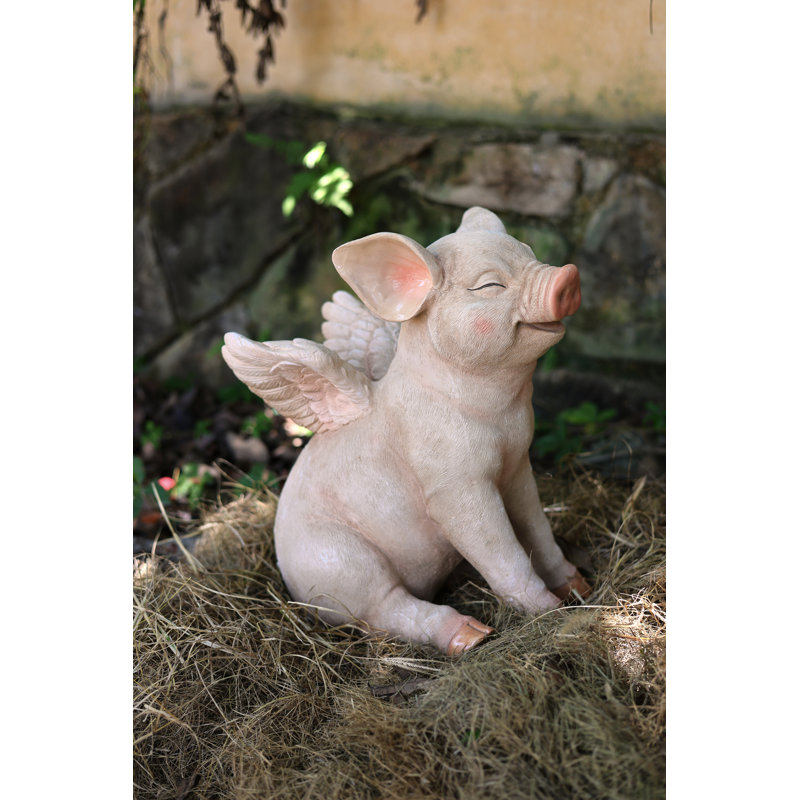 Cochon souriant avec des ailes assis