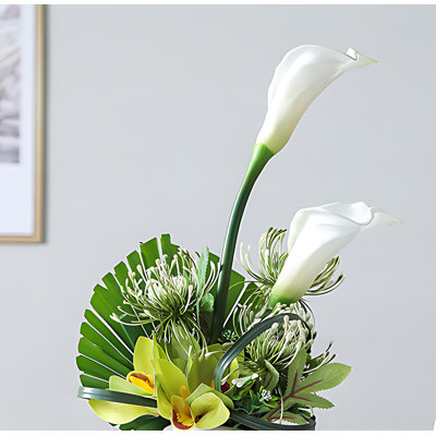 Arrangement floral artificiel dans un vase