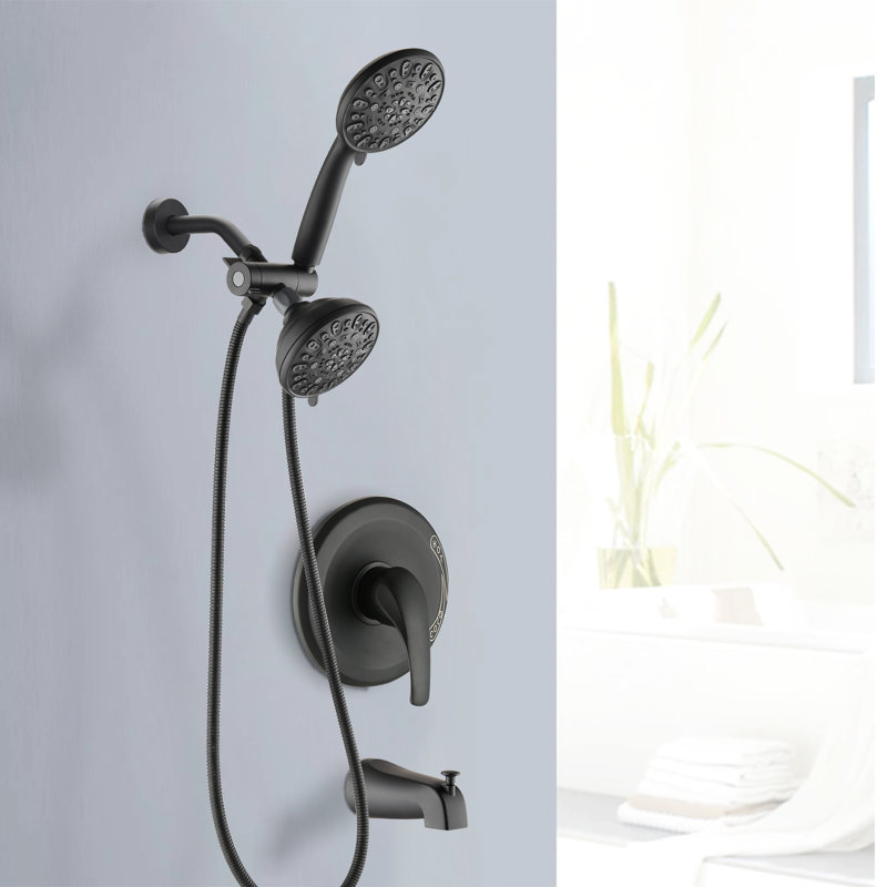 Système de douche mural noir mat avec bec de baignoire. Robinet double 2 en 1. Douche à main et à 7 jets. Tout en métal. Débit de 1,8 gallons par minute. Boyau 59 po. Raccord 1/2 po haut - noir. Structure métallique modes.