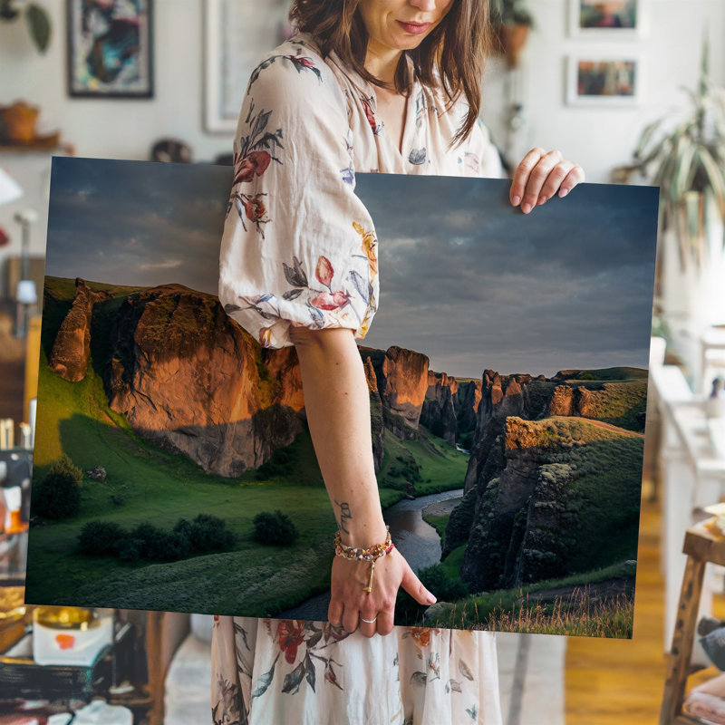 Toile, "Un paysage dramatique se déploie avec des formations rocheuses imposantes", H 30 po x l 30 po