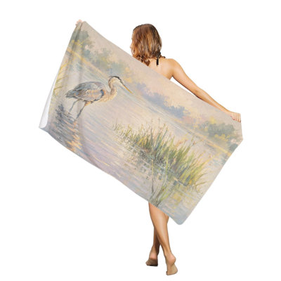 Serviette de plage rétro à motif héron dans la rivière, grande serviette de piscine, séchage rapide, absorbante et douce, idéale pour les voyages et la natation. Motif de reflets sur l'eau, style champêtre. Dimensions : 91 x 183 cm. Un sac en toile assorti à la serviette de plage est offert.