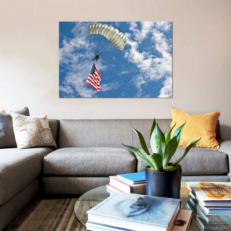 « a us air force member se glisse à travers le ciel avec l’drapeau american », reproduction de photo sur toile, Toile tendue