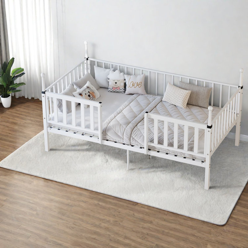 Lits peu encombrants, structure simple en métal blanc, style moderne pour petite maison