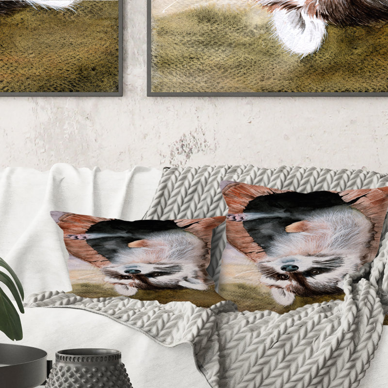 Coussin Fluffy Raccoon jouant à l'envers - imprimé traditionnel, 18 po x 18 po