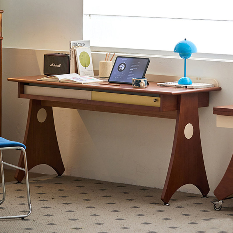 Bureau en noyer massif Mid-Century, L 55,12 po x P 21,65 po x H 31,5 po
