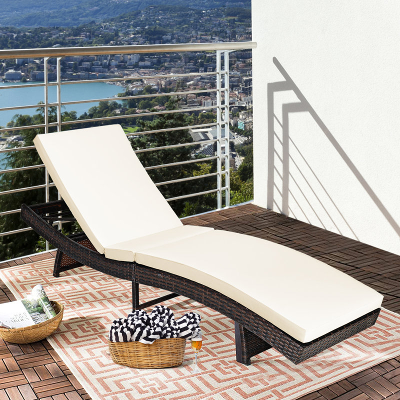 Chaise longue pliante en rotin Mahomet avec coussin blanc à 5 positions de dossier, Blanc