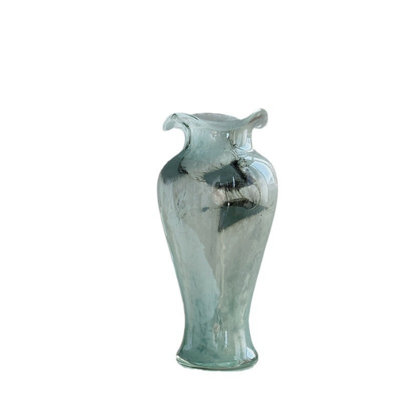 This Chinese-style retro lace blue transparent glass vase has a high-end and pleasing appearance. It's perfect for adding a touch of ambiance to your entryway or living room.