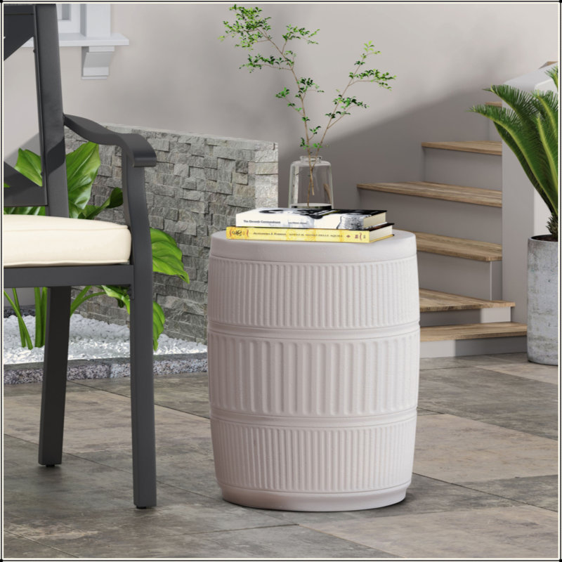 Table d'appoint polyvalente en béton avec attrait moderne pour divers espaces