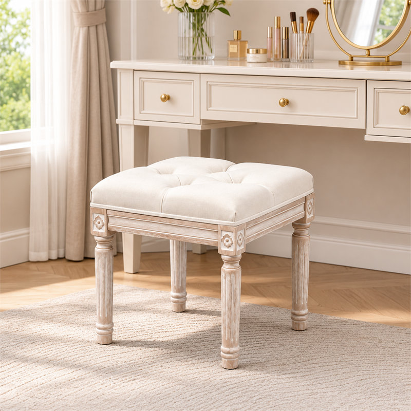 Élégant tabouret d'appoint beige avec pieds sculptés et repose-pieds rembourré avec style classique