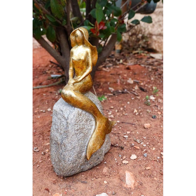 Figurine de sirène sirène en train de bronzer sur un rocher océan géant en feuille d'or H 10,75 po
