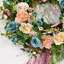 Couronne de fleurs artificielle 26 po avec grappe de baies et de pivoines