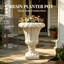 Grand pot de fleurs vertical cannelé en résine, de style romain, avec base carrée sur piédestal, vase décoratif à texture grès blanc cassé pour la décoration intérieure et extérieure (porche, terrasse, jardin).