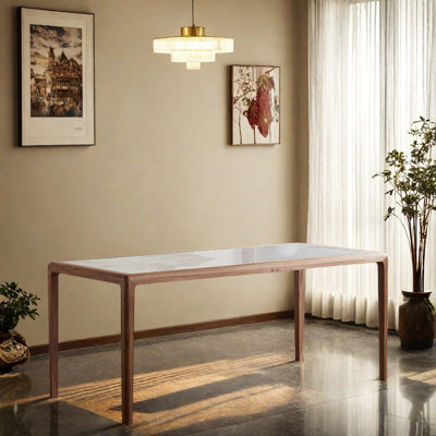 Table robuste et spacieuse avec des caractéristiques de qualité.