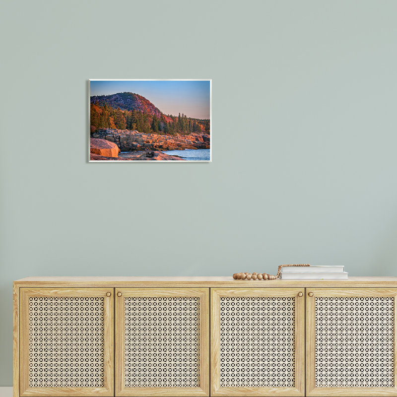 «Rocky Seaside Mountain Cliff Floater» par Rick Berk, H 13 po x l 19 po x P 0,5 po, Bois