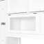 Lit simple blanc avec meuble télé intégré et tablettes de rangement pour petits espaces. Tiroirs en bois pour un rangement optimal dans les chambres d'appartement.