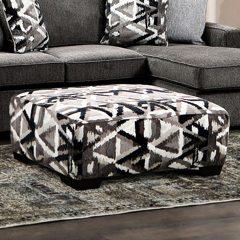 Carré de style contemporain, sièges à ressorts ensachés, motif multicolore dynamique, pieds fuselés en plastique, largeur de 38 pouces, chenille et bois massif