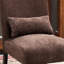 Chaise chocolat avec coussin décoratif chocolat. Pieds en bois massif pour une utilisation durable. Chenille Style moderne. Assise l 23,19 po x P 32,6 po x H 36,5 po. Siège de 17,75 po de hauteur. Assemblage requis